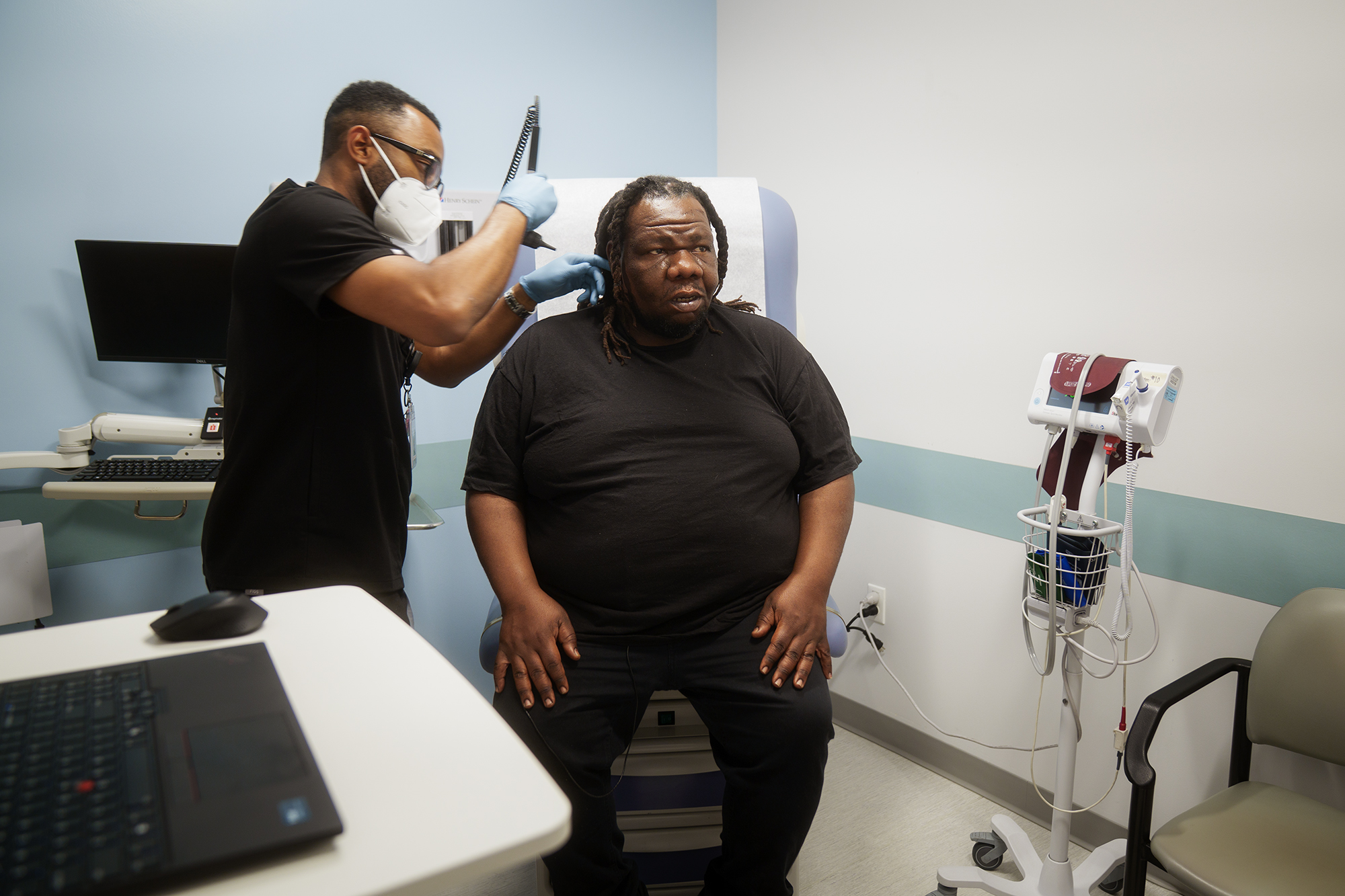 洛杉矶 St. John's Community Health 诊所内，医护人员为患者做检查