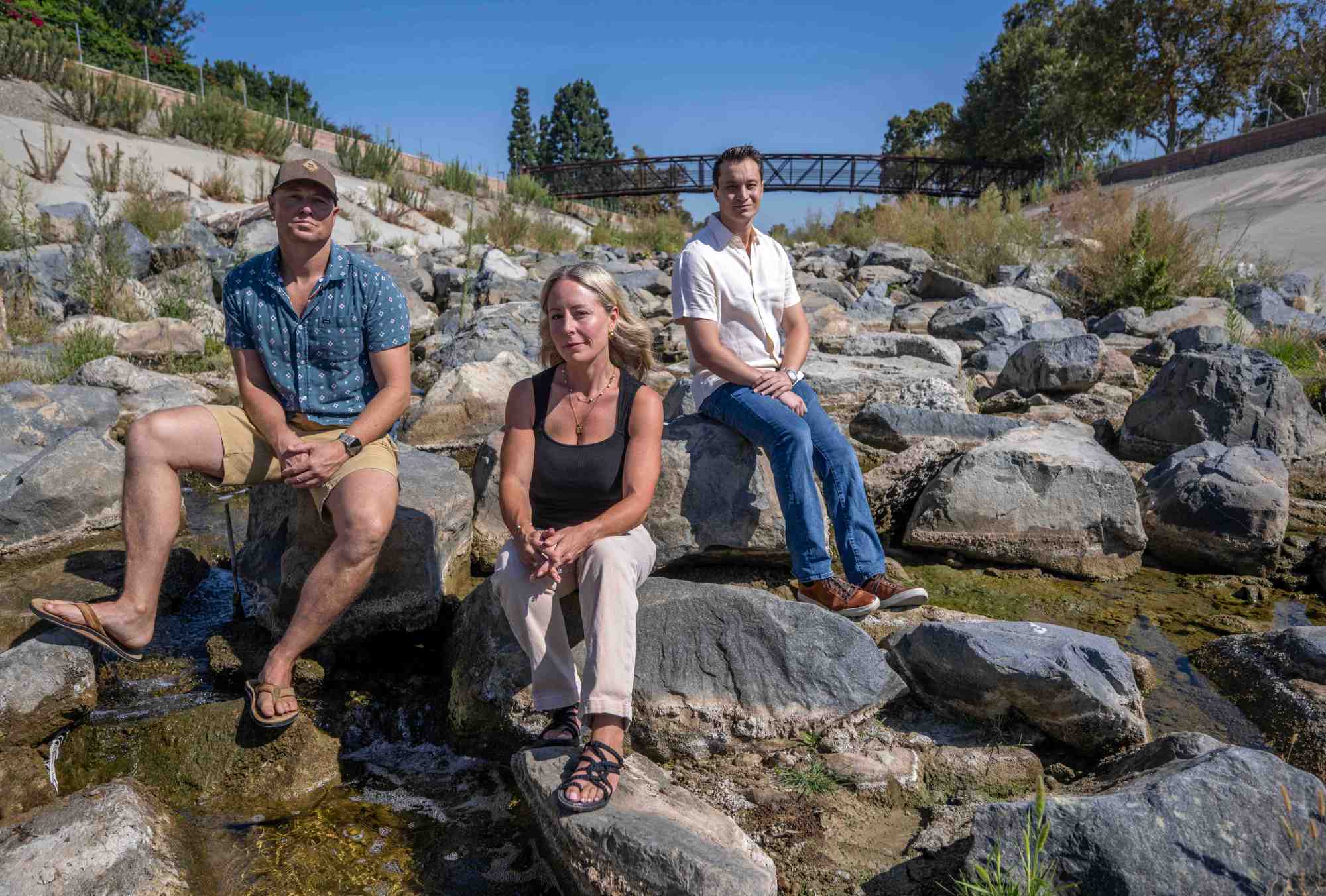 Creek Team OC 三名成员在 San Juan Creek 河床（图片：Orange County Register）