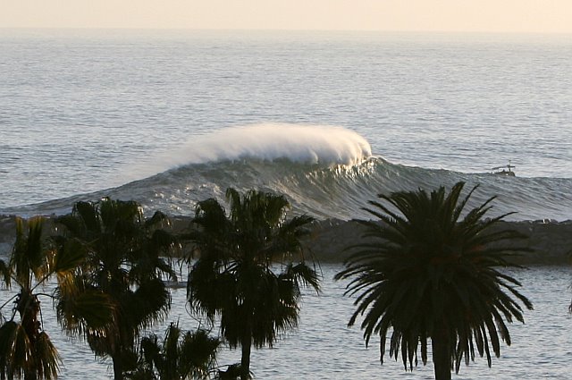 Corona del Mar 外海大浪资料图(图库照片)