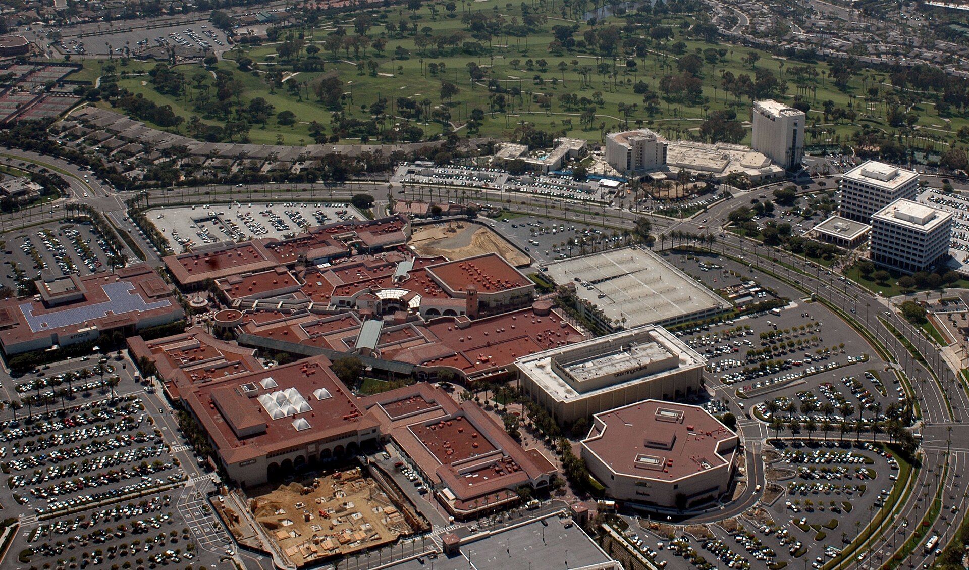 Newport Beach 的 Fashion Island 购物中心资料图（图库照片）