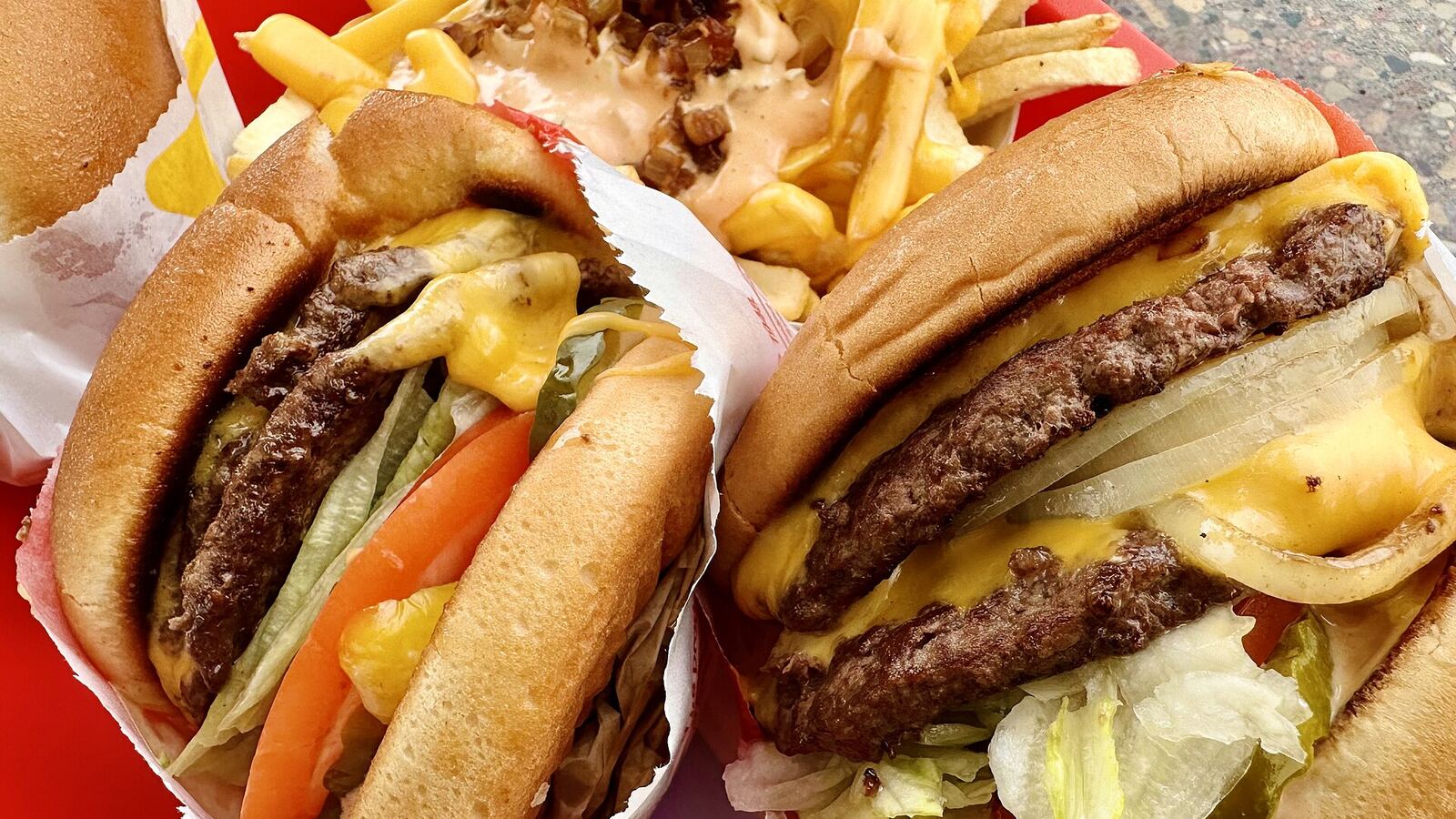 In-N-Out Double-Double 汉堡与 Animal Style 薯条资料图