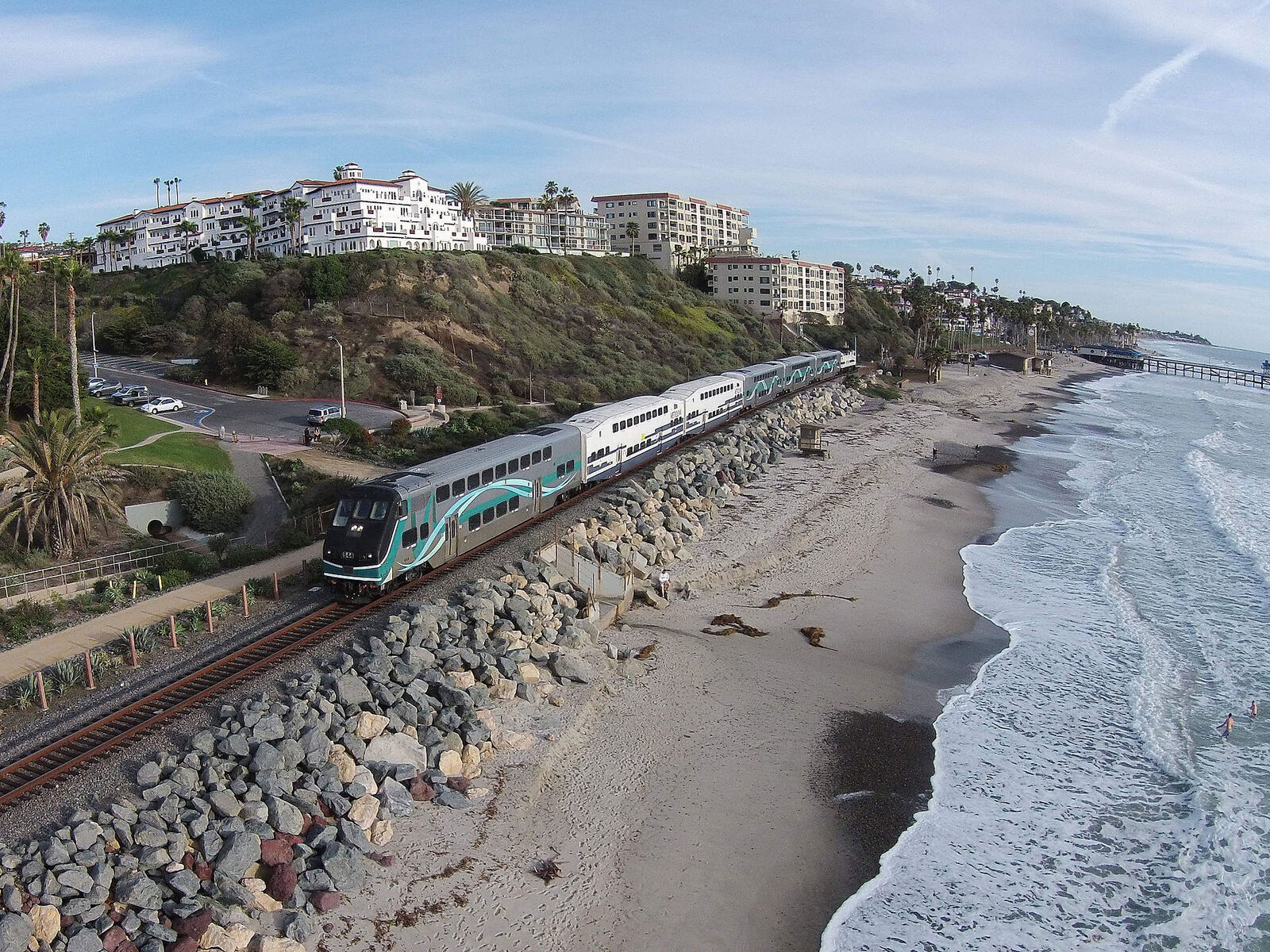 Metrolink 列车驶过 San Clemente 海岸抛石护坡路段资料图(2014年拍摄)