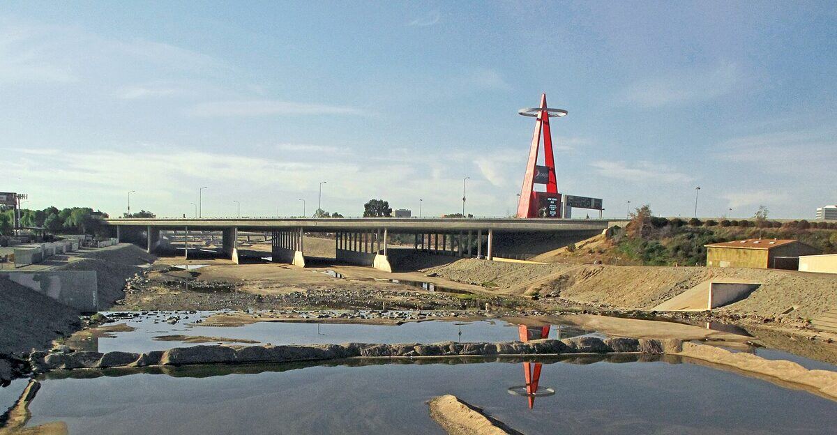 Anaheim 段的 Santa Ana River 防洪渠资料图(图库照片)