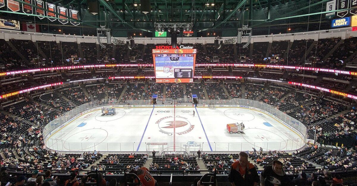 Anaheim 的 Honda Center 内场资料图(图库照片)