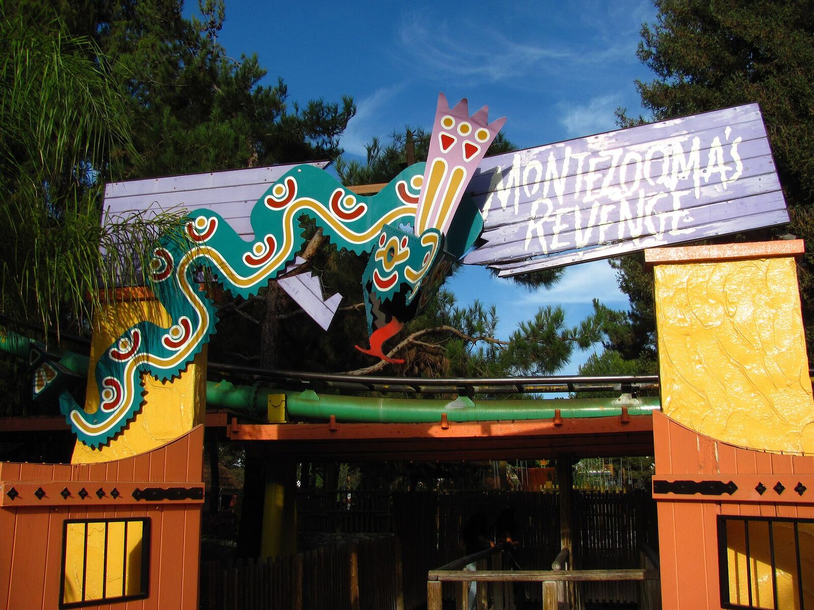 Knott's Berry Farm 的 Montezooma's Revenge 过山车资料图（图库照片）