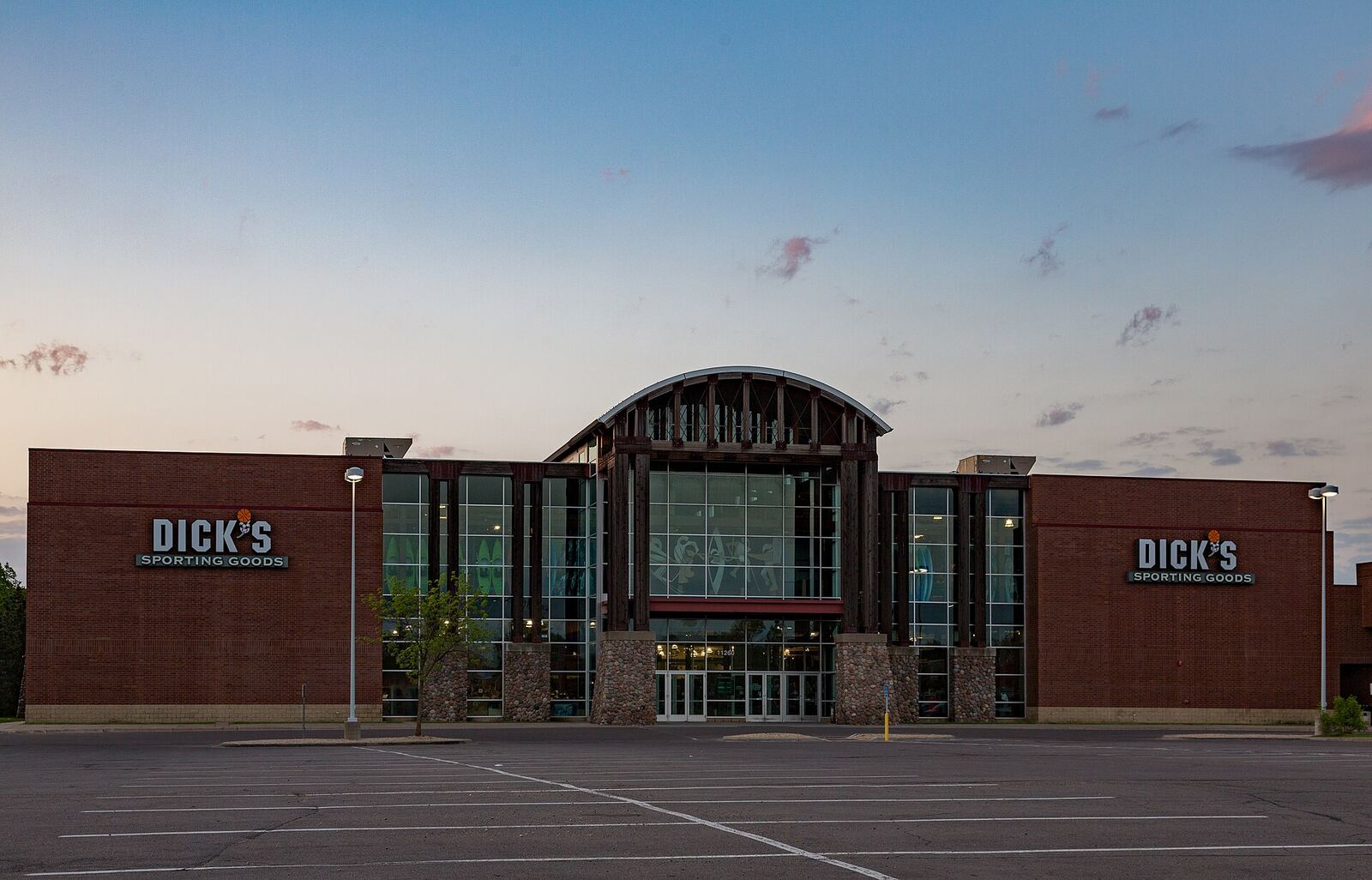 Dick's Sporting Goods 门店外观资料图（图库照片，非 Costa Mesa 门店）