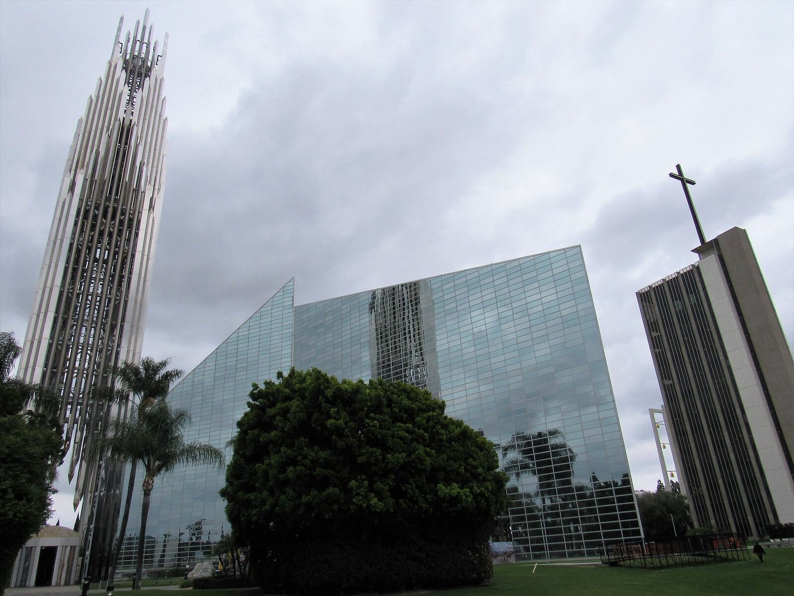 橙县天主教堂资料图(图为 Garden Grove 的 Christ Cathedral,非本案失窃雕像所在堂区)