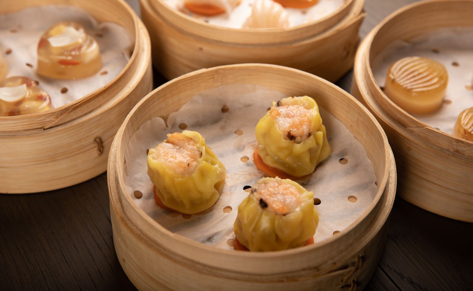 竹蒸笼里的港式点心资料图(图库照片)