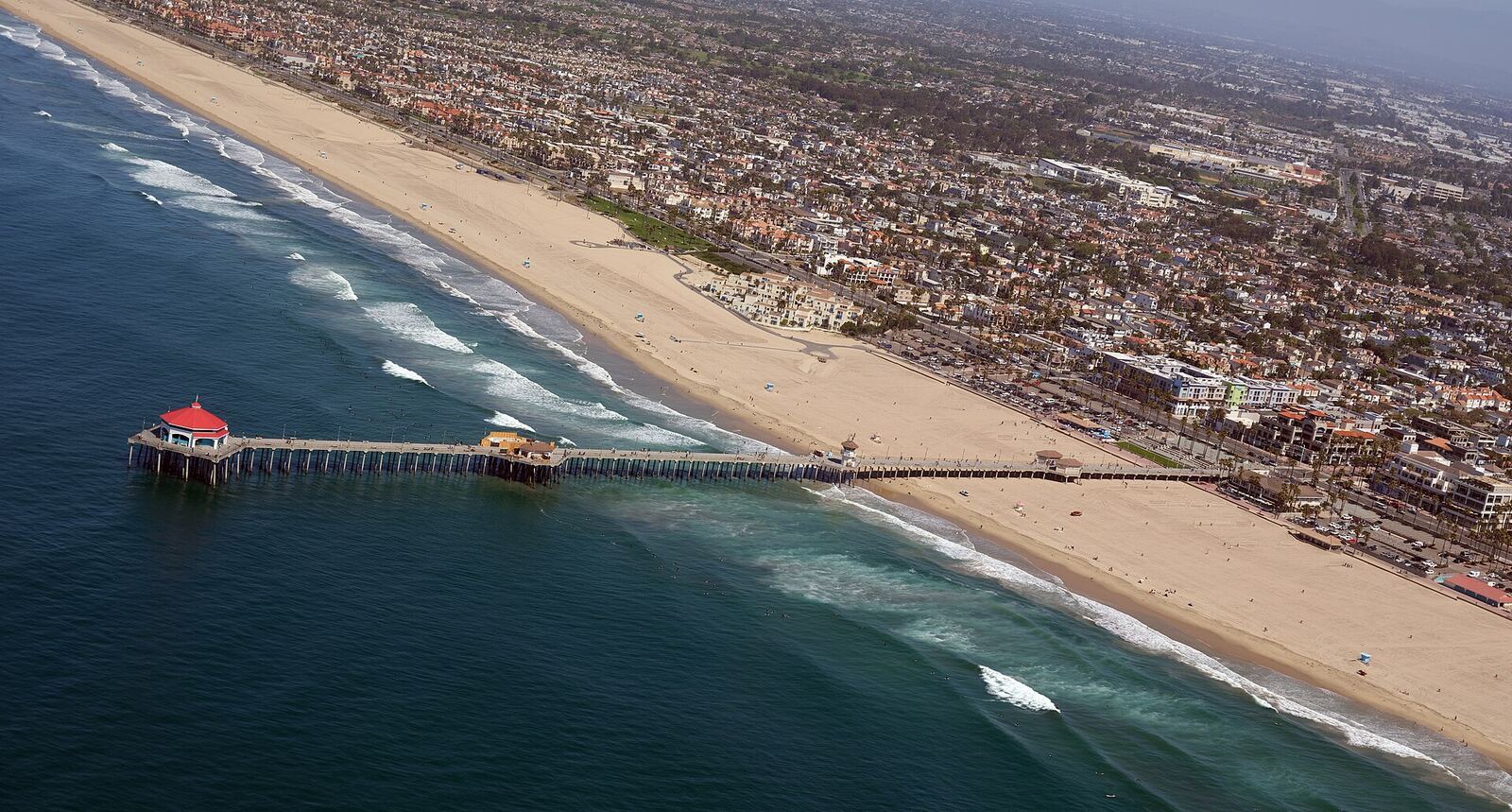 Huntington Beach 码头与海岸线资料图(Wikimedia Commons)