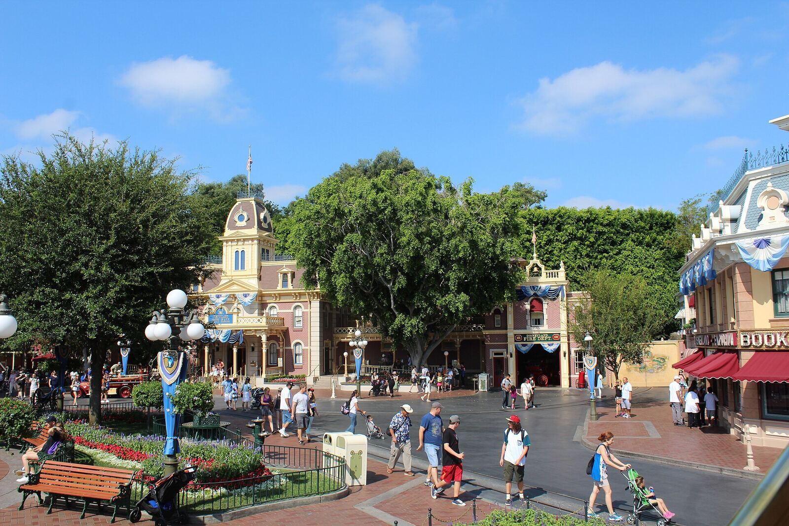 Disneyland 美国大街资料图