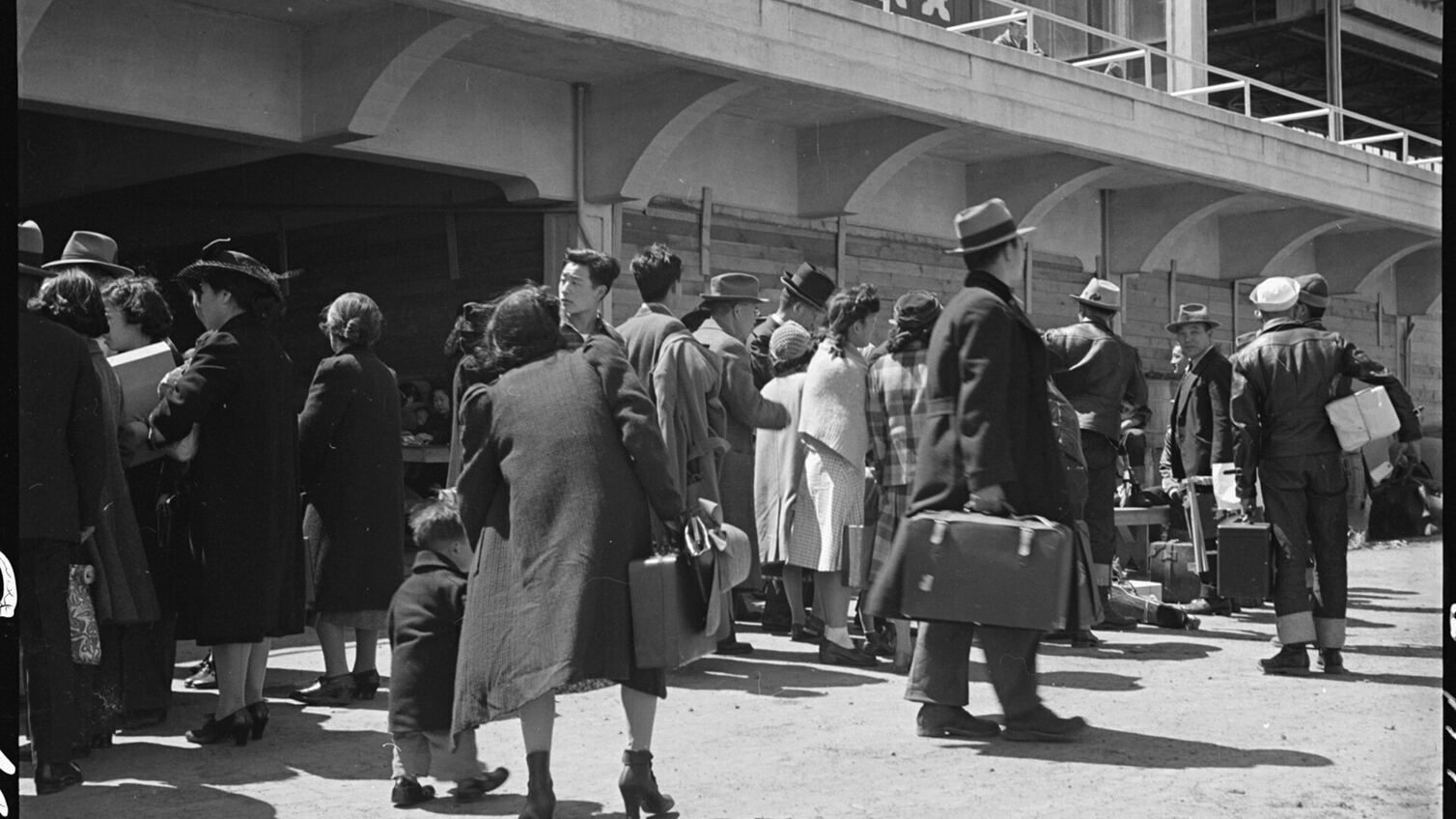 1942年日裔家庭抵达 Tanforan 集合中心资料图(Dorothea Lange 摄,美国国家档案馆)