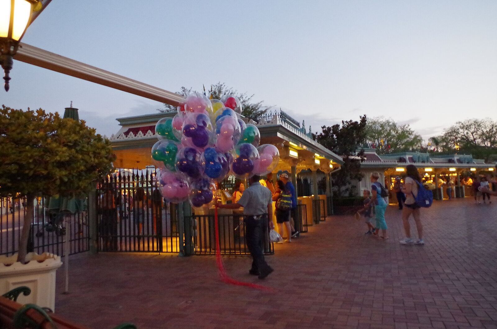 Disneyland 入口资料图(2014年摄,非当前施工现场)