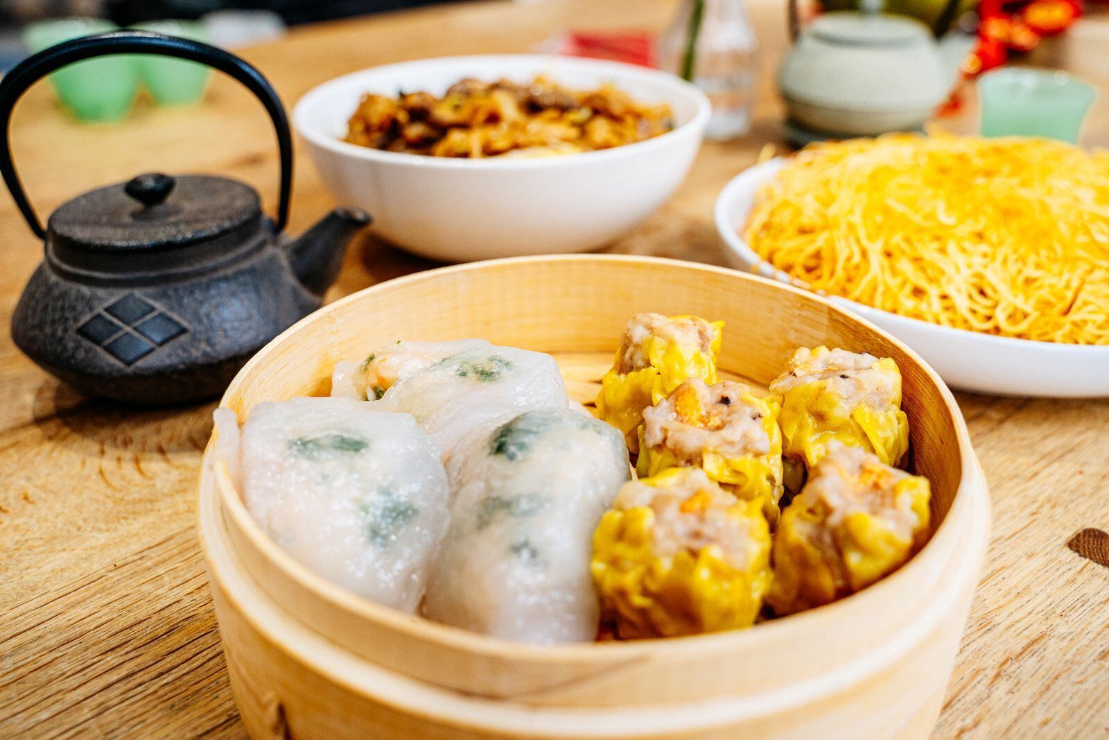 点心与茶具资料图(图库照片,非 Qua 餐厅实拍)