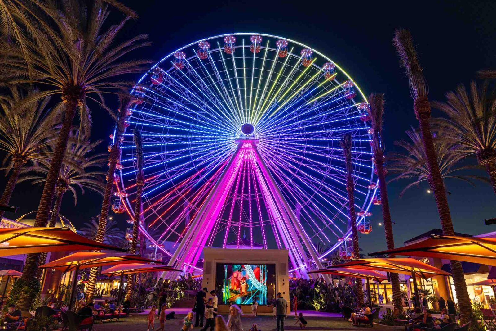 尔湾 Irvine Spectrum 新摩天轮 SunWheel 夜间亮灯(2026年9月24日摄)
