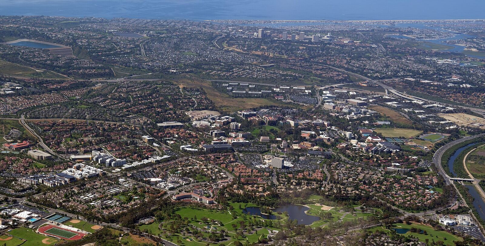 UC Irvine 校园与尔湾南部街区航拍资料图(远处为 Newport Beach)