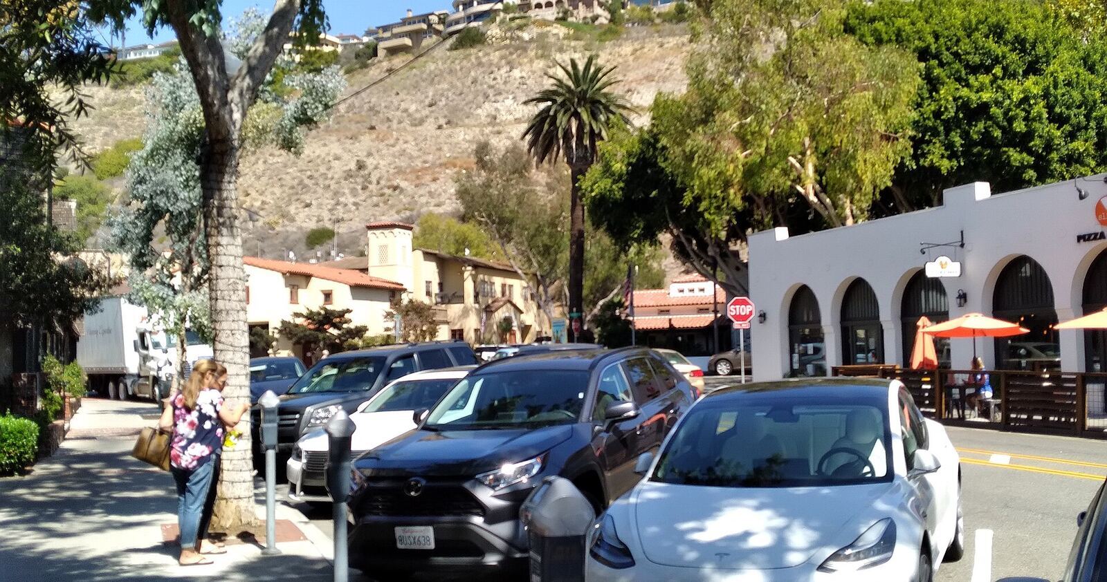 Laguna Beach 市中心 Forest Avenue 街景资料图(2021年,Wikimedia Commons)