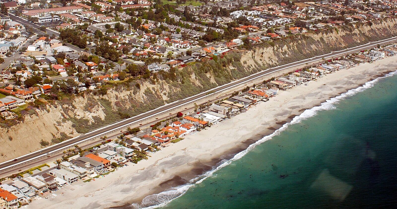 Dana Point 的 Capistrano Beach 与 Beach Road 航拍资料图（2008年，Wikimedia Commons）