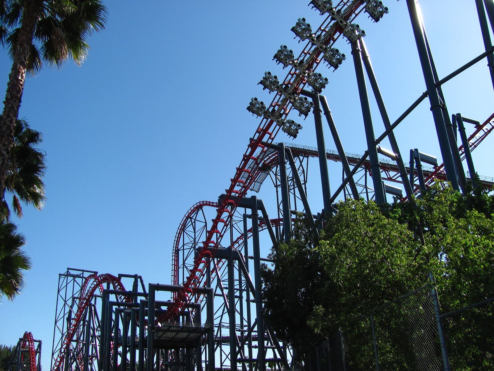 Six Flags Magic Mountain 的 X2 过山车轨道资料图(Wikimedia Commons)