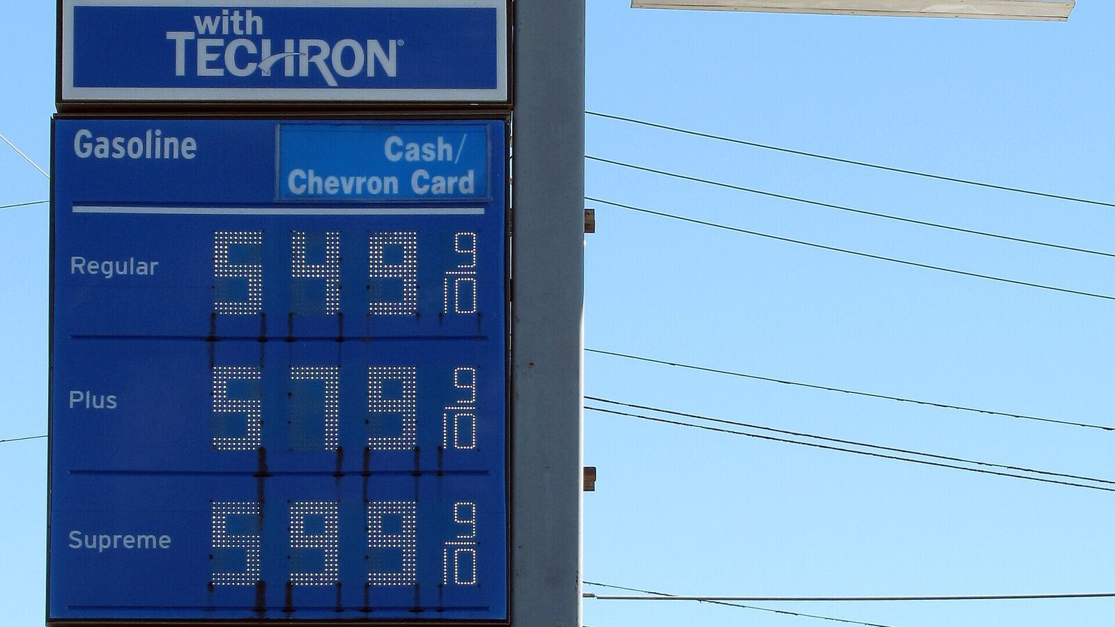 洛杉矶一家 Chevron 加油站价牌资料图(2022年11月摄,Wikimedia Commons)