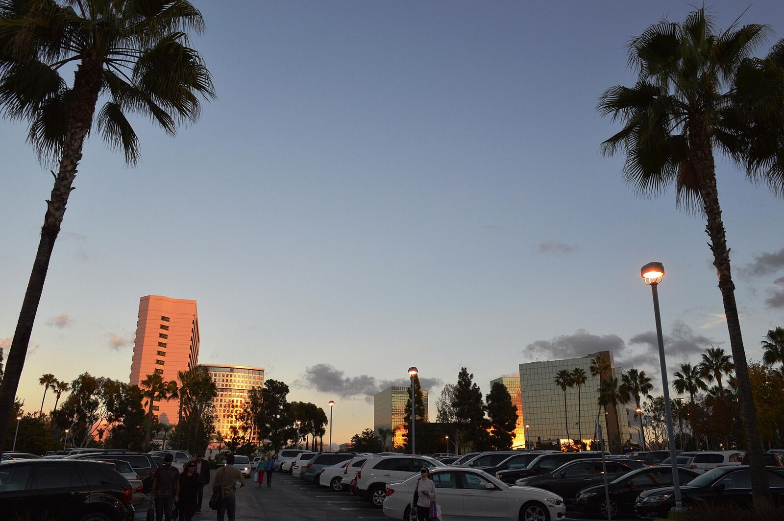 Costa Mesa 的 South Coast Plaza 资料图（2013年摄，Wikimedia Commons）