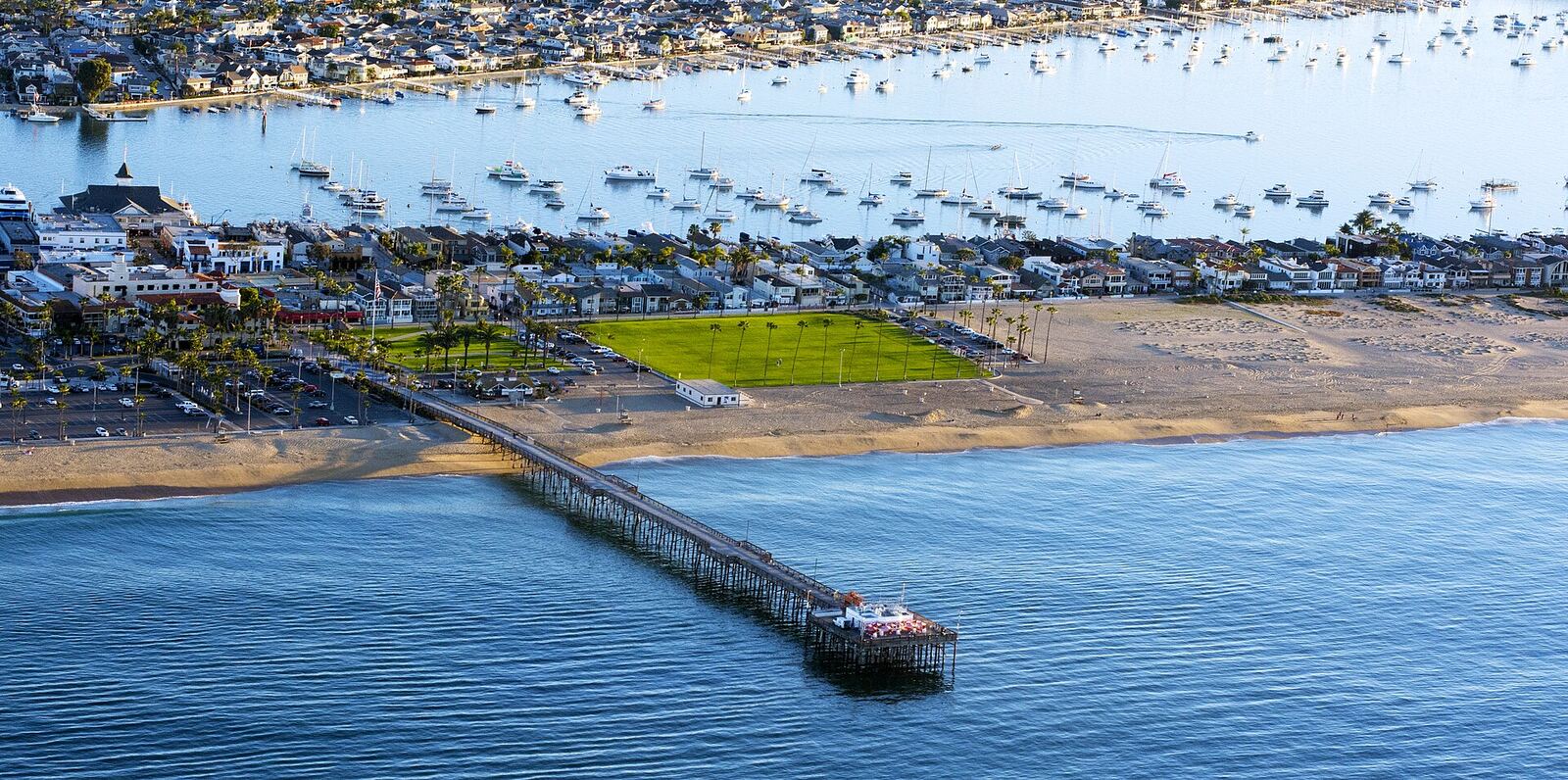 Newport Beach 航拍资料图（Wikimedia Commons）