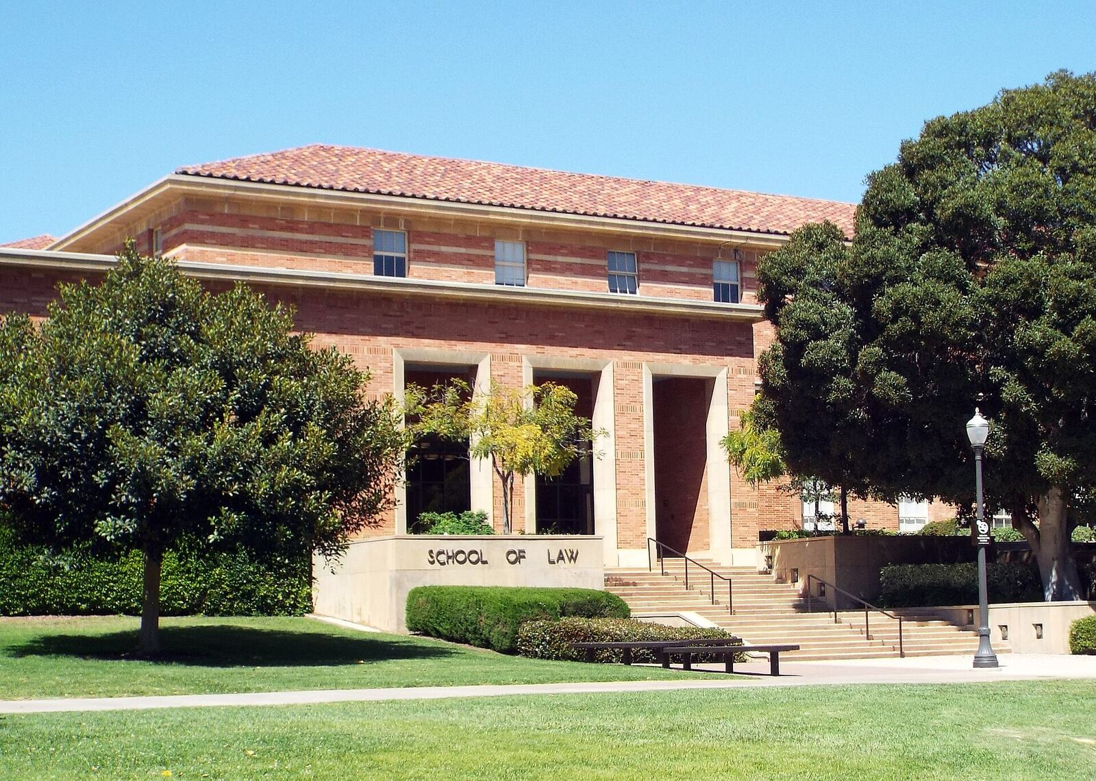 UCLA 法学院大楼南入口资料图(Wikimedia Commons)