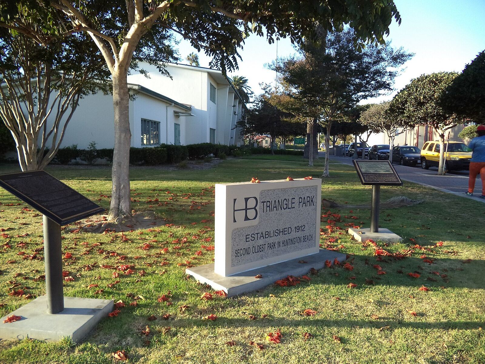 Huntington Beach 的 Triangle Park 与 Main Street 图书馆,资料图(Wikimedia Commons)