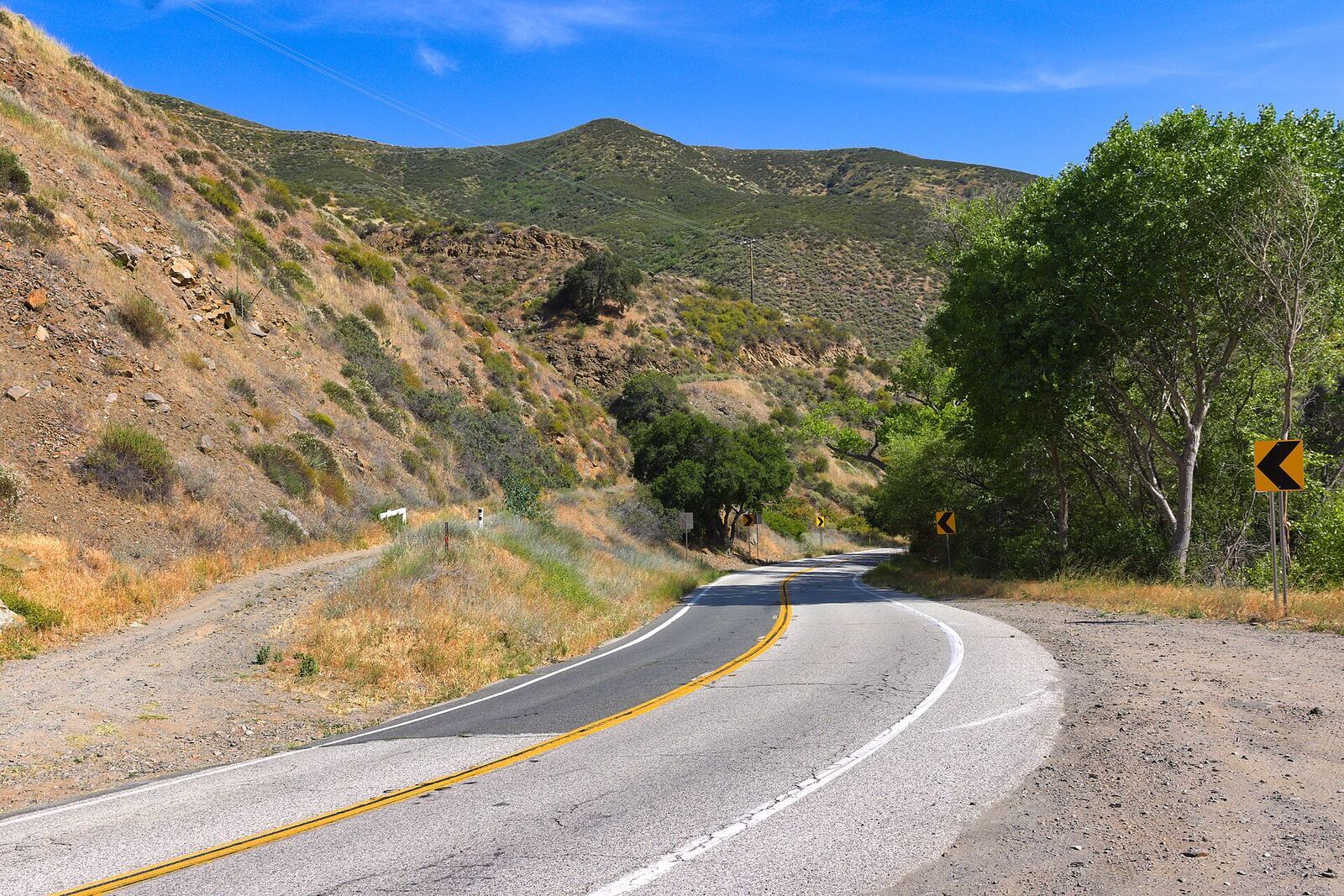 Santa Clarita 东北的 Bouquet Canyon Road,资料图(Wikimedia Commons)