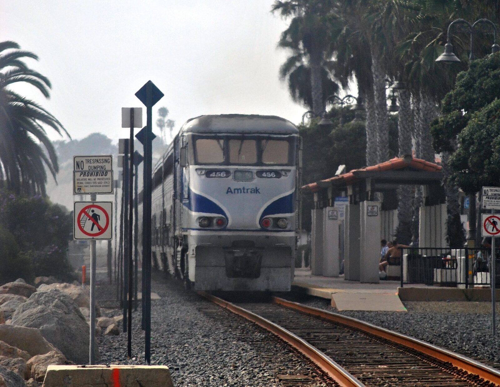 San Clemente 码头站的 Pacific Surfliner 列车与海滨铁轨，资料图（Wikimedia Commons）
