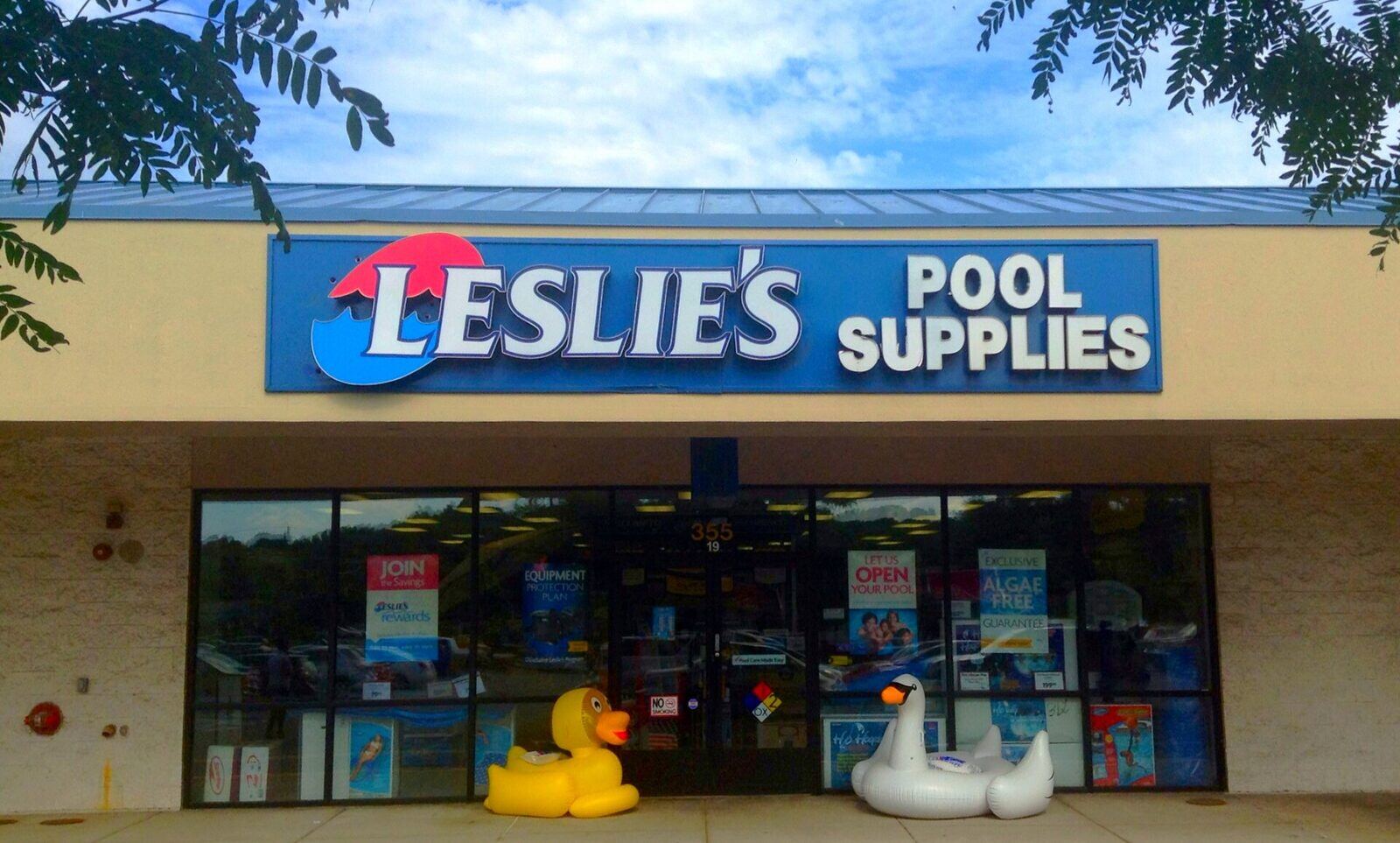 Leslie's Pool Supplies 门店外观，资料图（Wikimedia Commons），非橙县门店