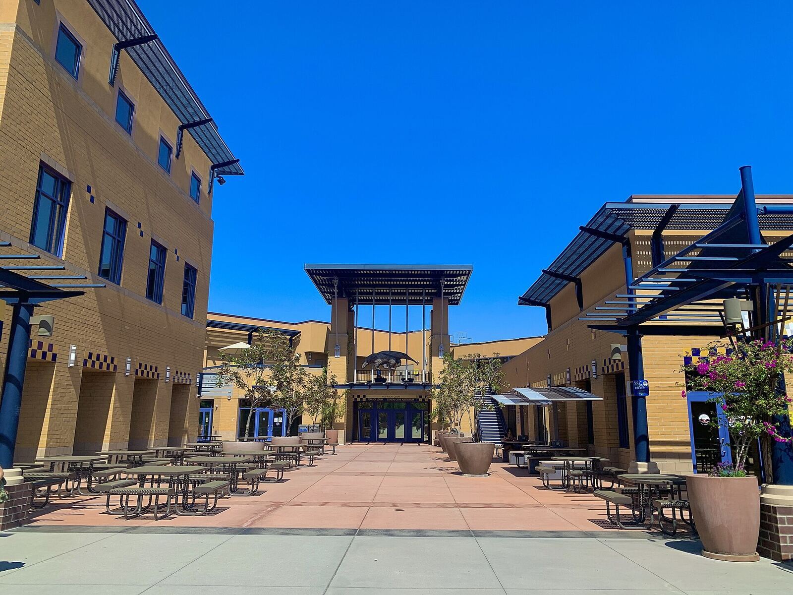 UCI 学生中心（Student Center）外景，资料图（Wikimedia Commons）
