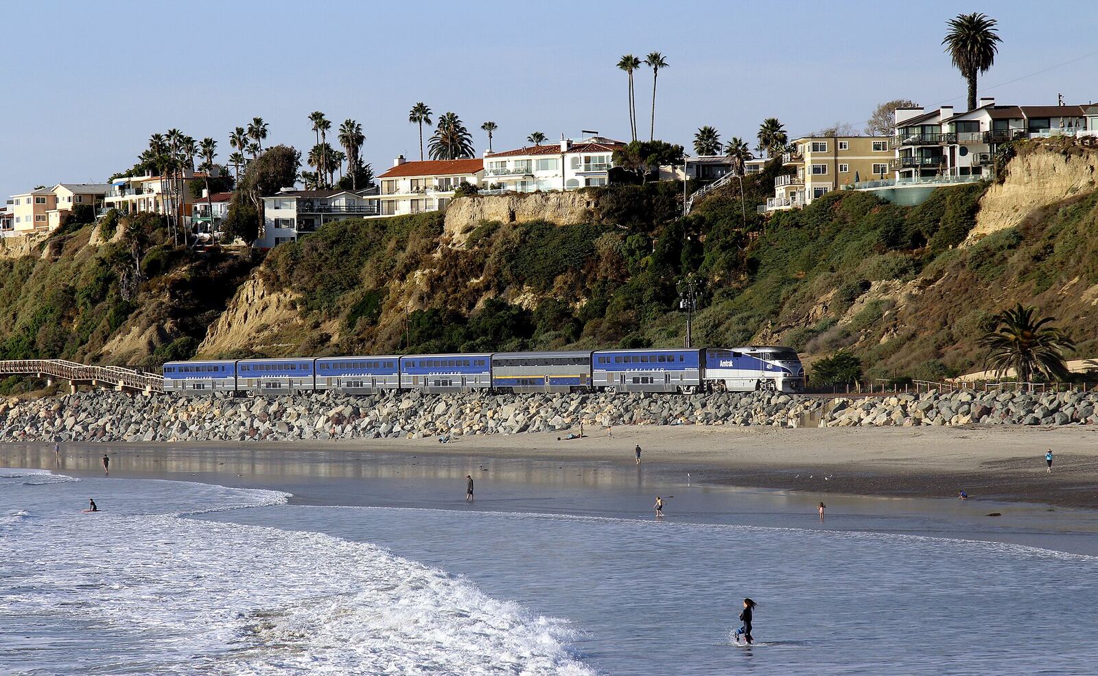 Amtrak Pacific Surfliner 列车驶过 San Clemente 海滩的资料图(Wikimedia Commons,2017年)