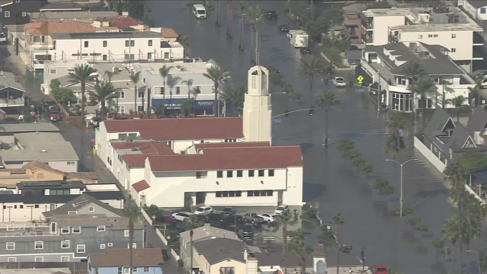 10月9日 KTLA 直升机拍摄的 Newport Beach Balboa 半岛淹水街区(资料图)