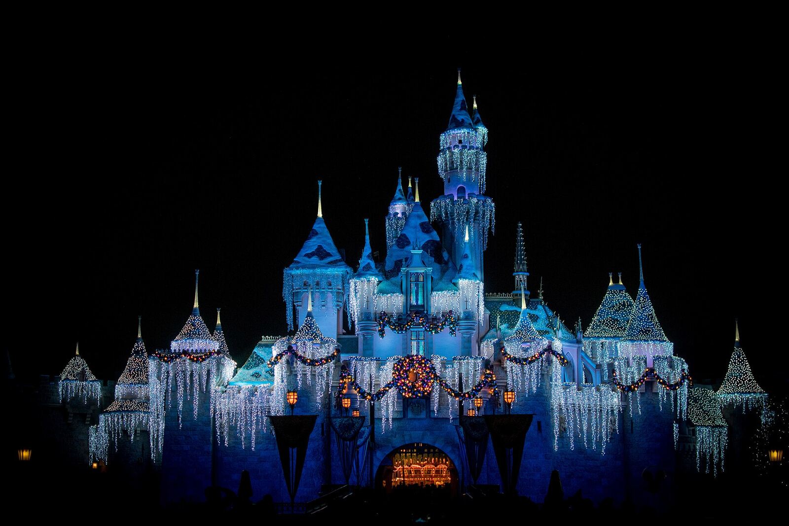 Disneyland 睡美人城堡圣诞季灯饰(资料图)