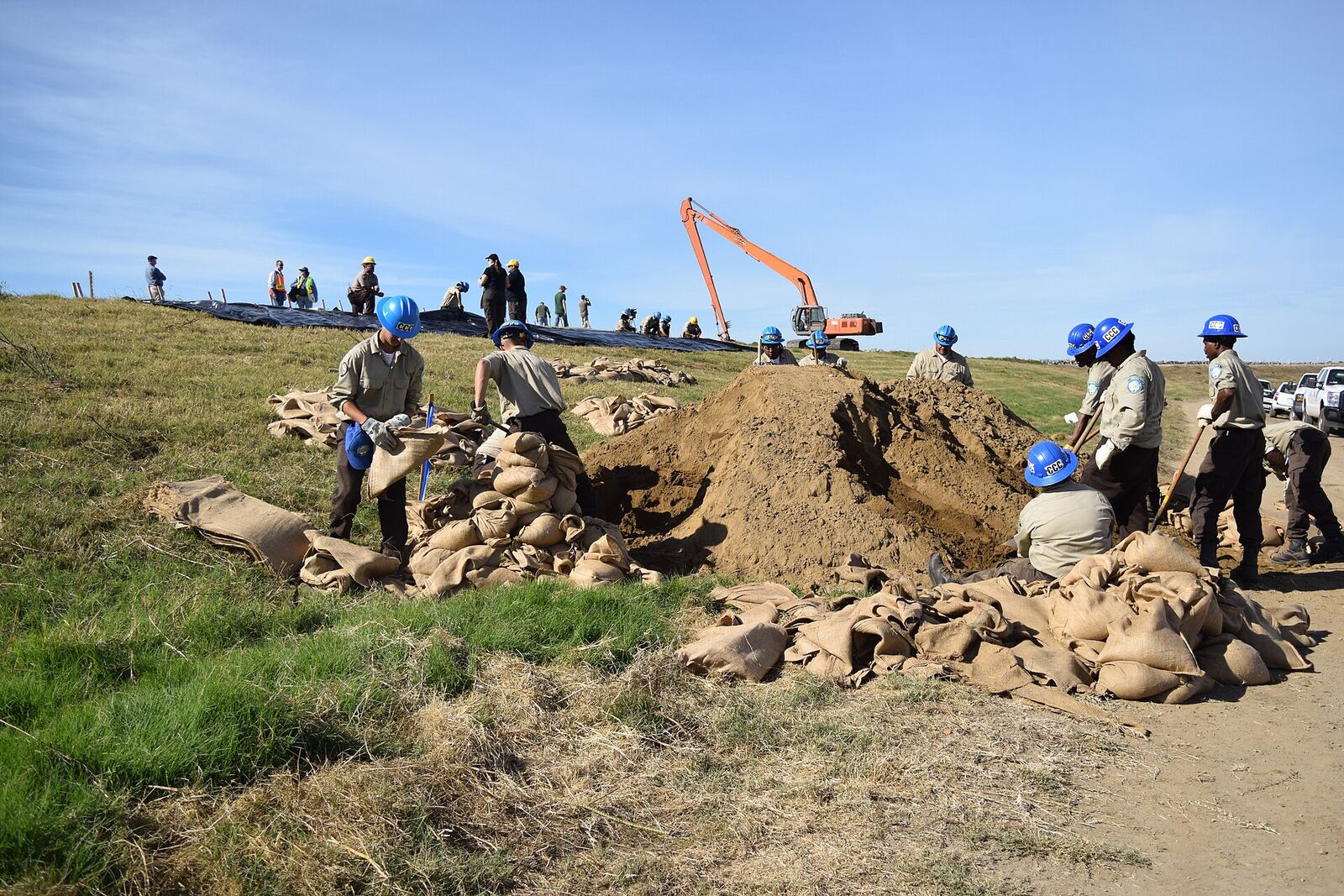 加州保育团（California Conservation Corps）队员练习堆沙袋防洪的资料图（美国陆军工兵团照片，公有领域）