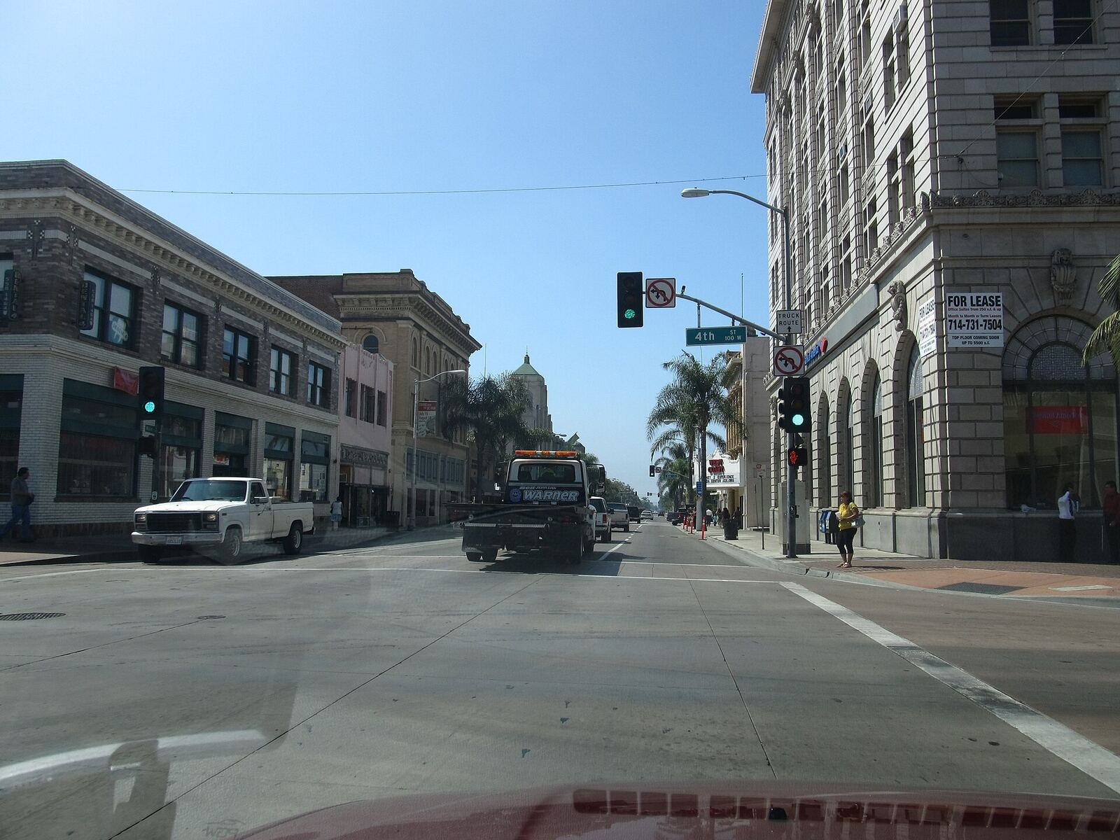 Santa Ana 市中心 4th Street 街景资料图（Wikimedia Commons，CC BY-SA 2.0）