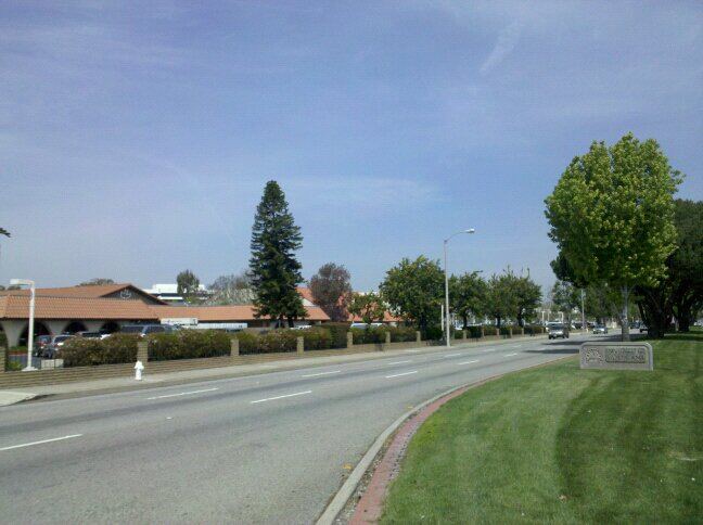 Costa Mesa 与 Santa Ana 交界处的 Calvary Chapel 一带街景资料图(2010年摄)