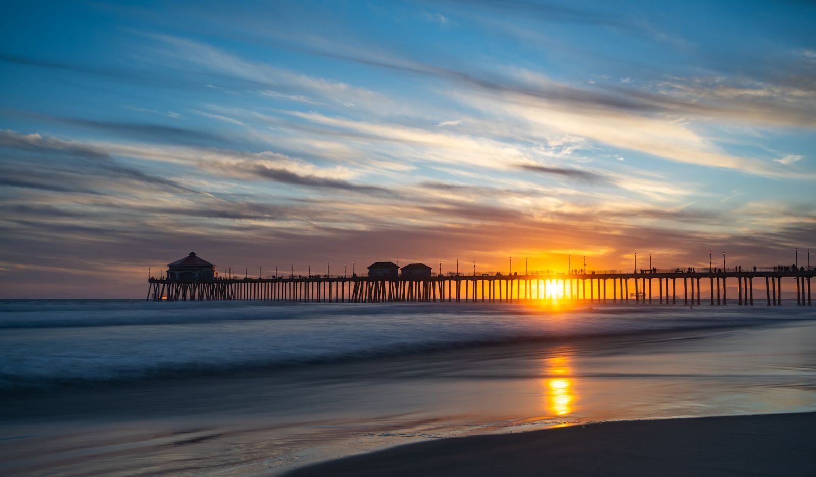 Huntington Beach 码头资料图(图库照片)