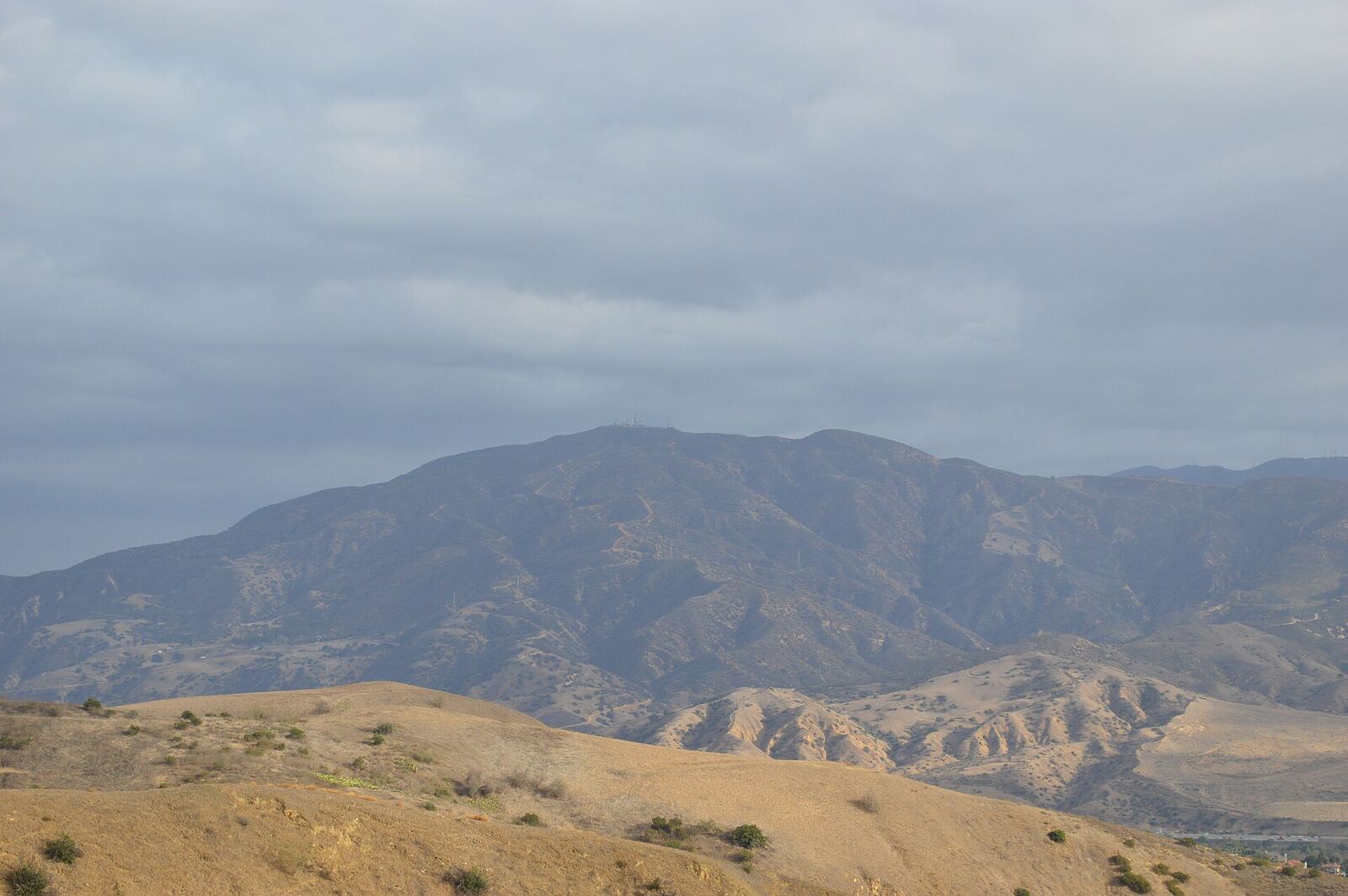 从 Yorba Linda 远眺 Santa Ana 山区资料图