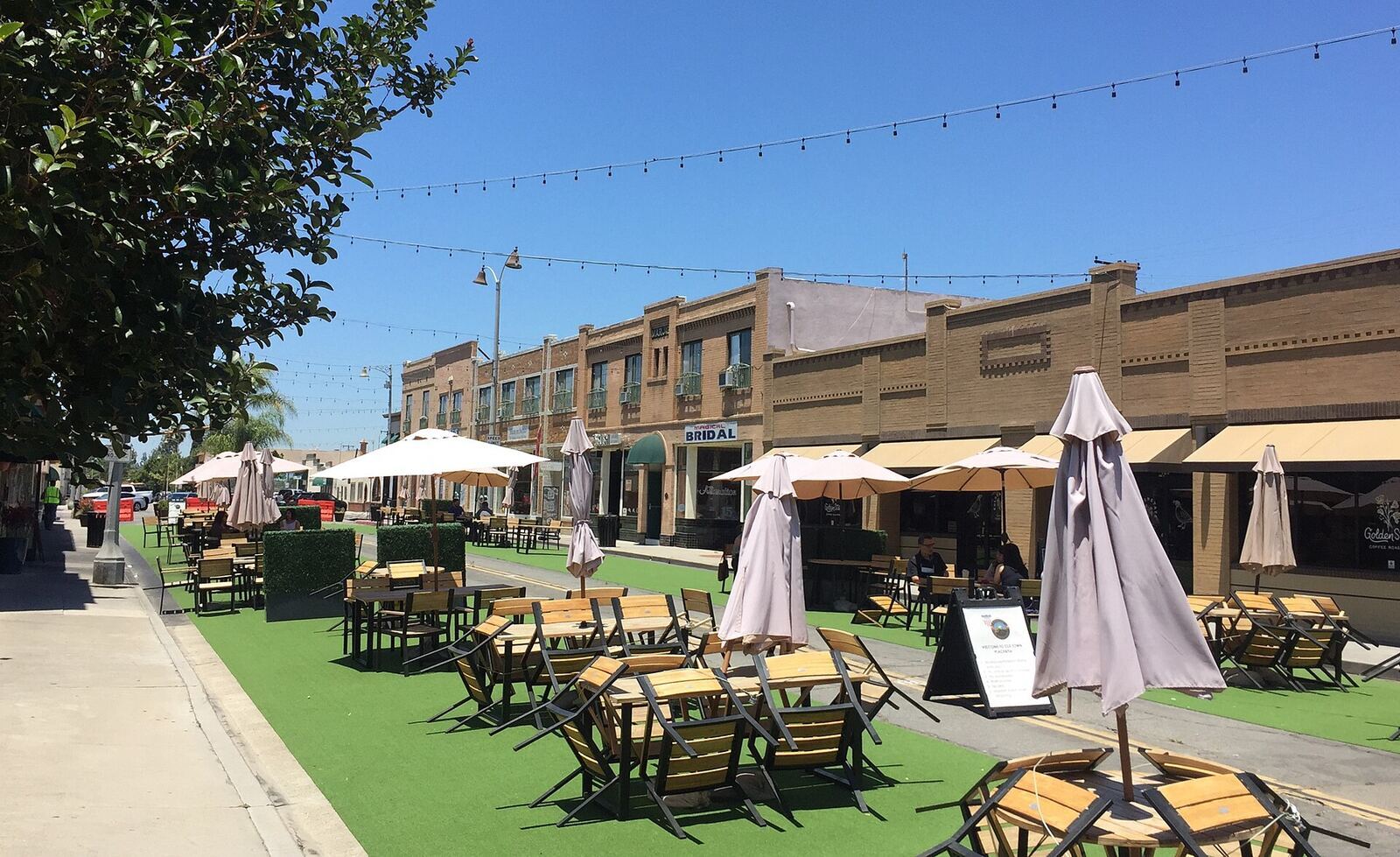 Placentia Old Town 的 Placita Santa Fe 户外用餐区资料图(Wikimedia Commons)