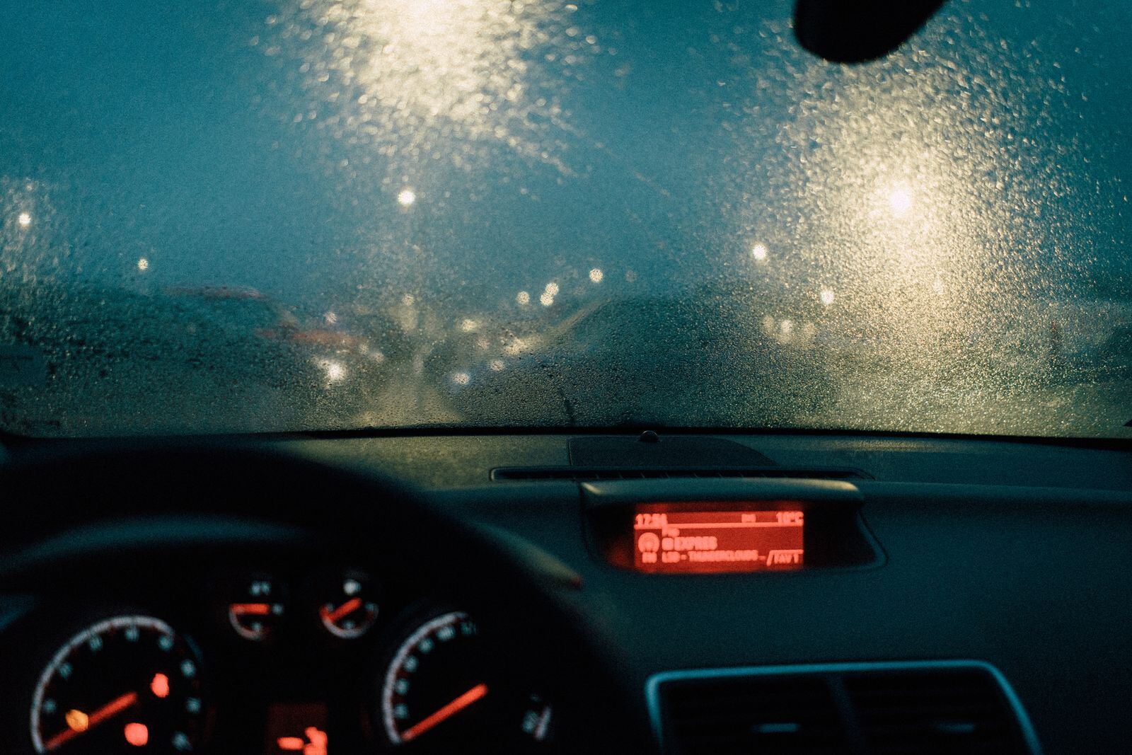 雨天车窗与道路资料图(图库照片)