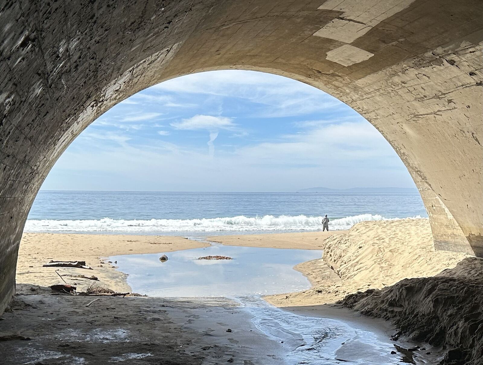 Crystal Cove 州立公园 PCH 下方通往 Moro Beach 的涵洞资料图(2026年2月摄)