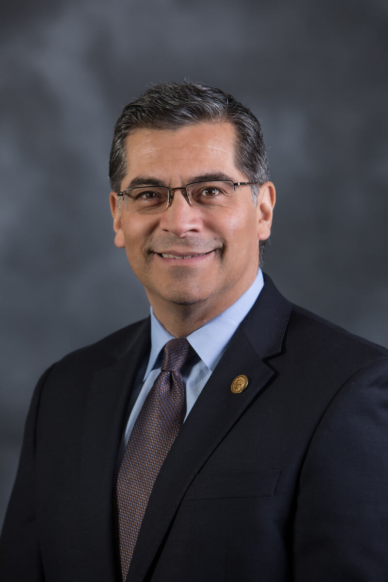 Xavier Becerra 任加州司法部长时的官方标准照(公有领域)