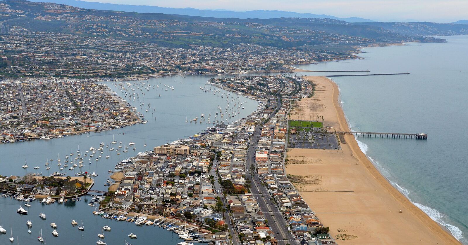 Newport Beach Balboa 半岛航拍资料图(Wikimedia Commons)