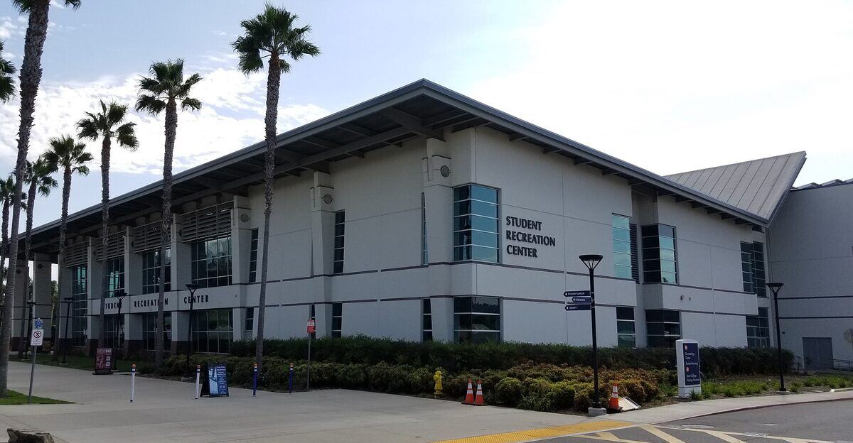 Cal State Fullerton 校园资料图(Wikimedia Commons)