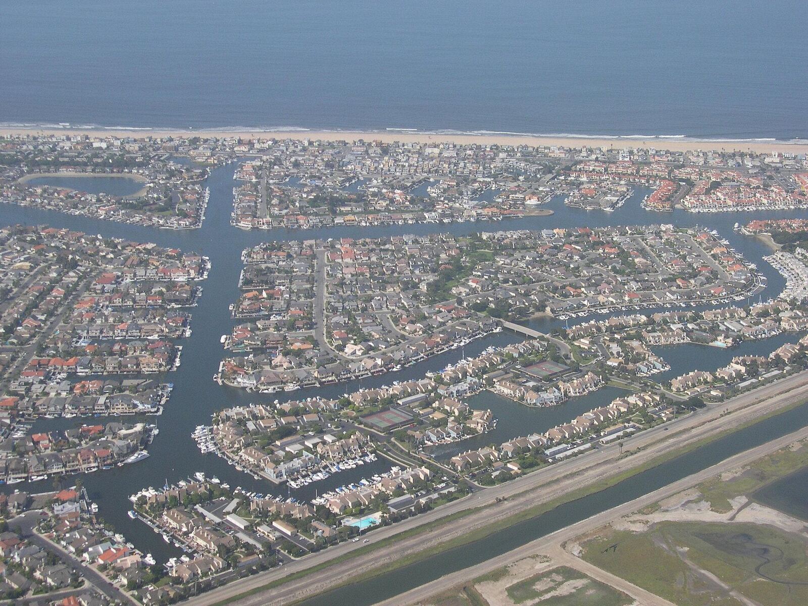 Huntington Harbour 航拍资料图(Wikimedia Commons)