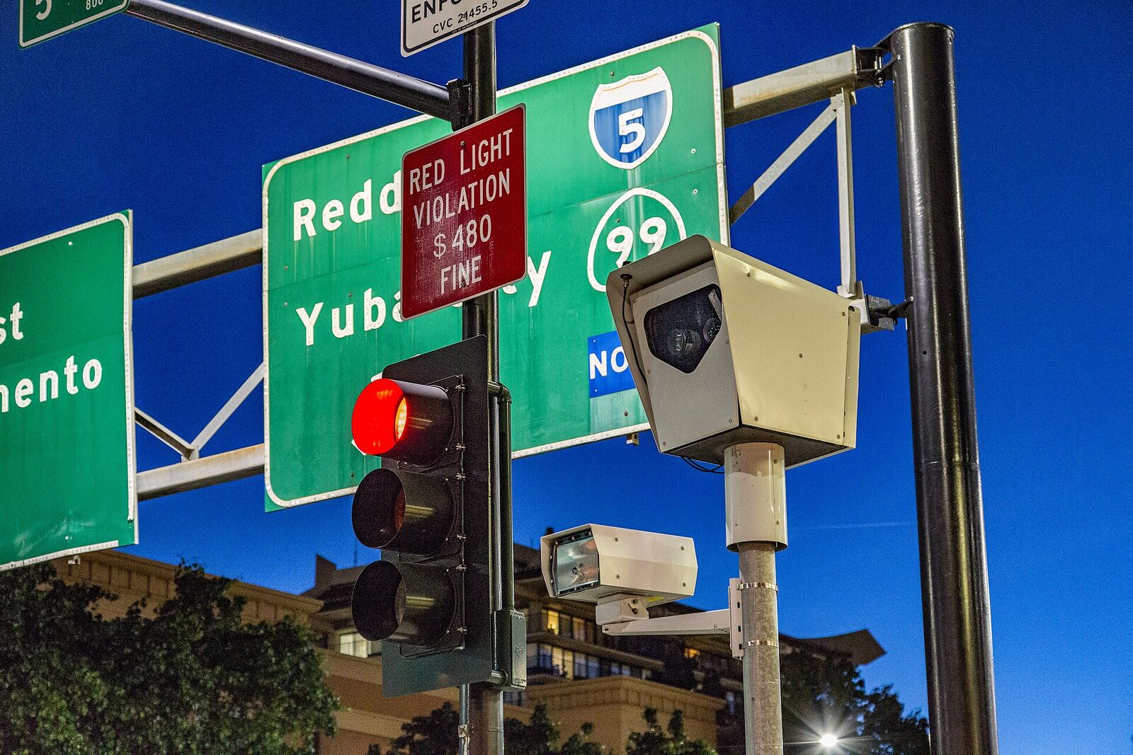 加州路口自动执法摄像头资料图(Wikimedia Commons,Sacramento)