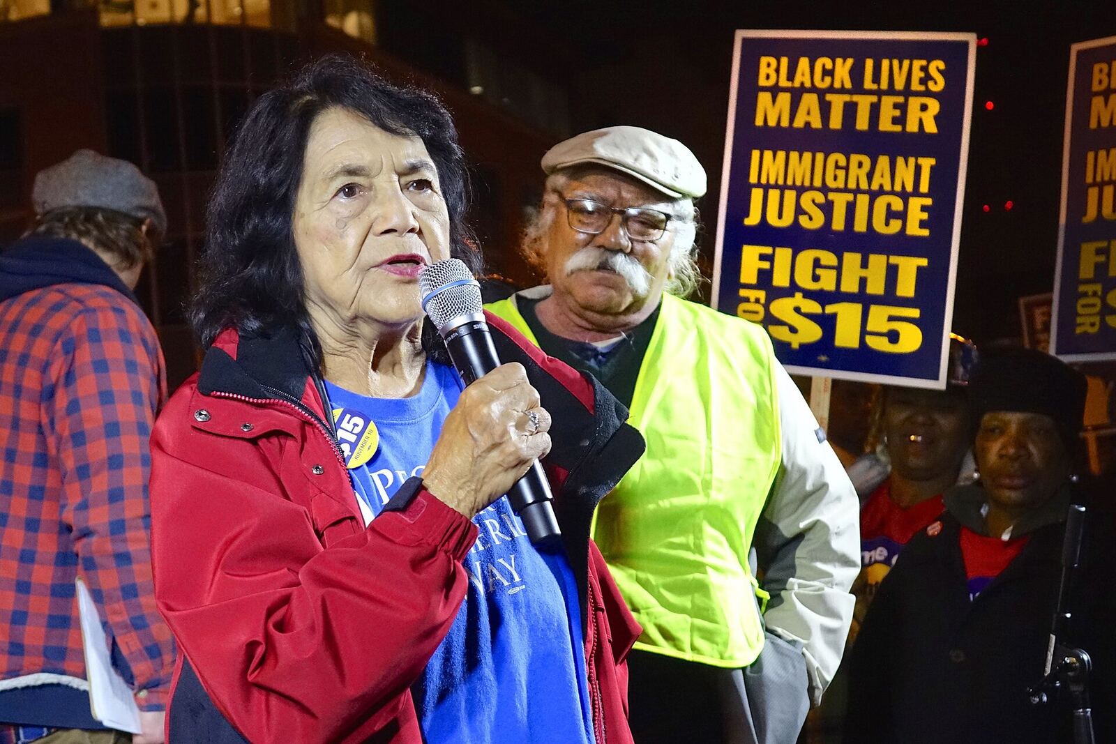 Dolores Huerta 在集会上发言资料图