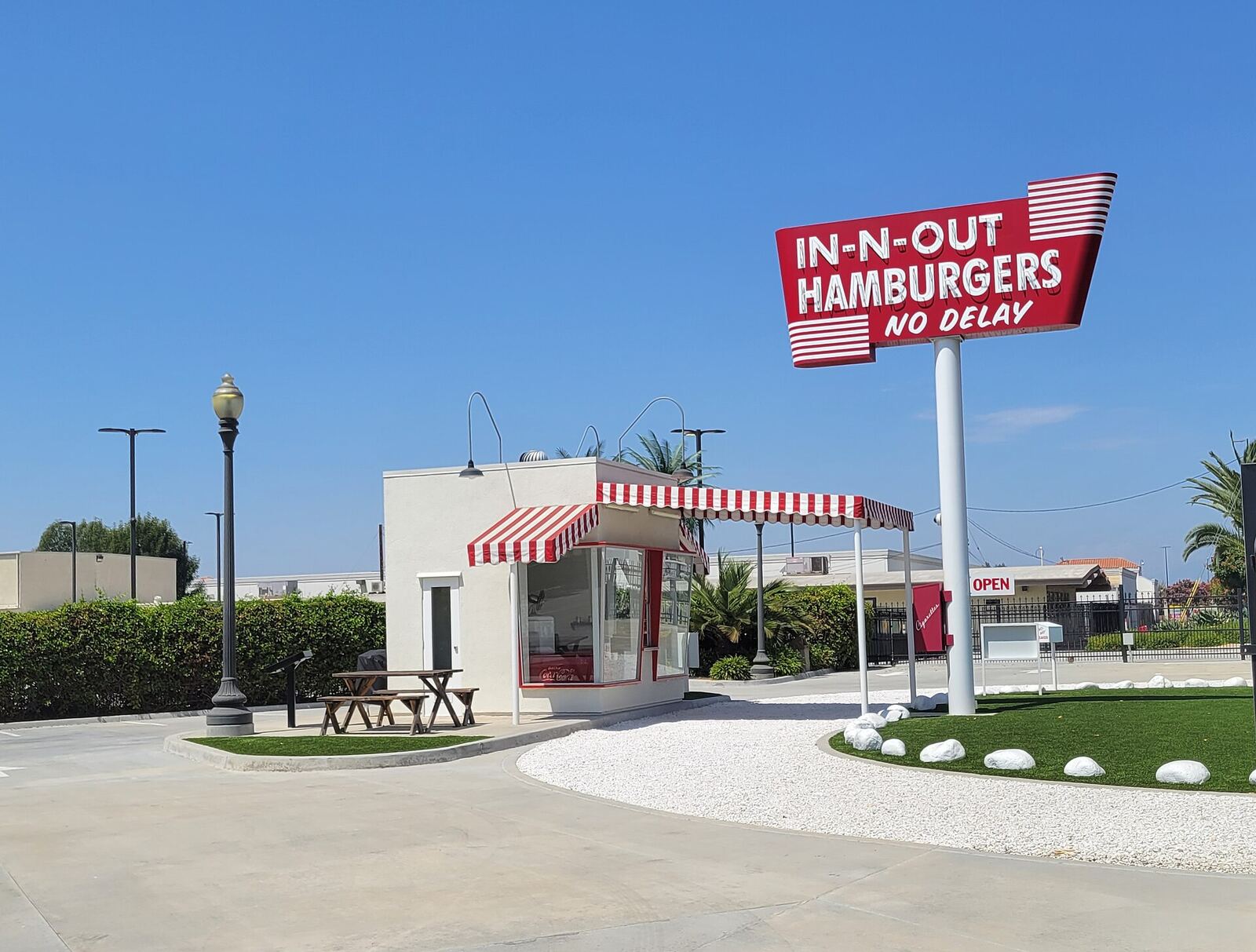 Baldwin Park 的 In-N-Out 首家店复刻建筑资料图(Wikimedia Commons)