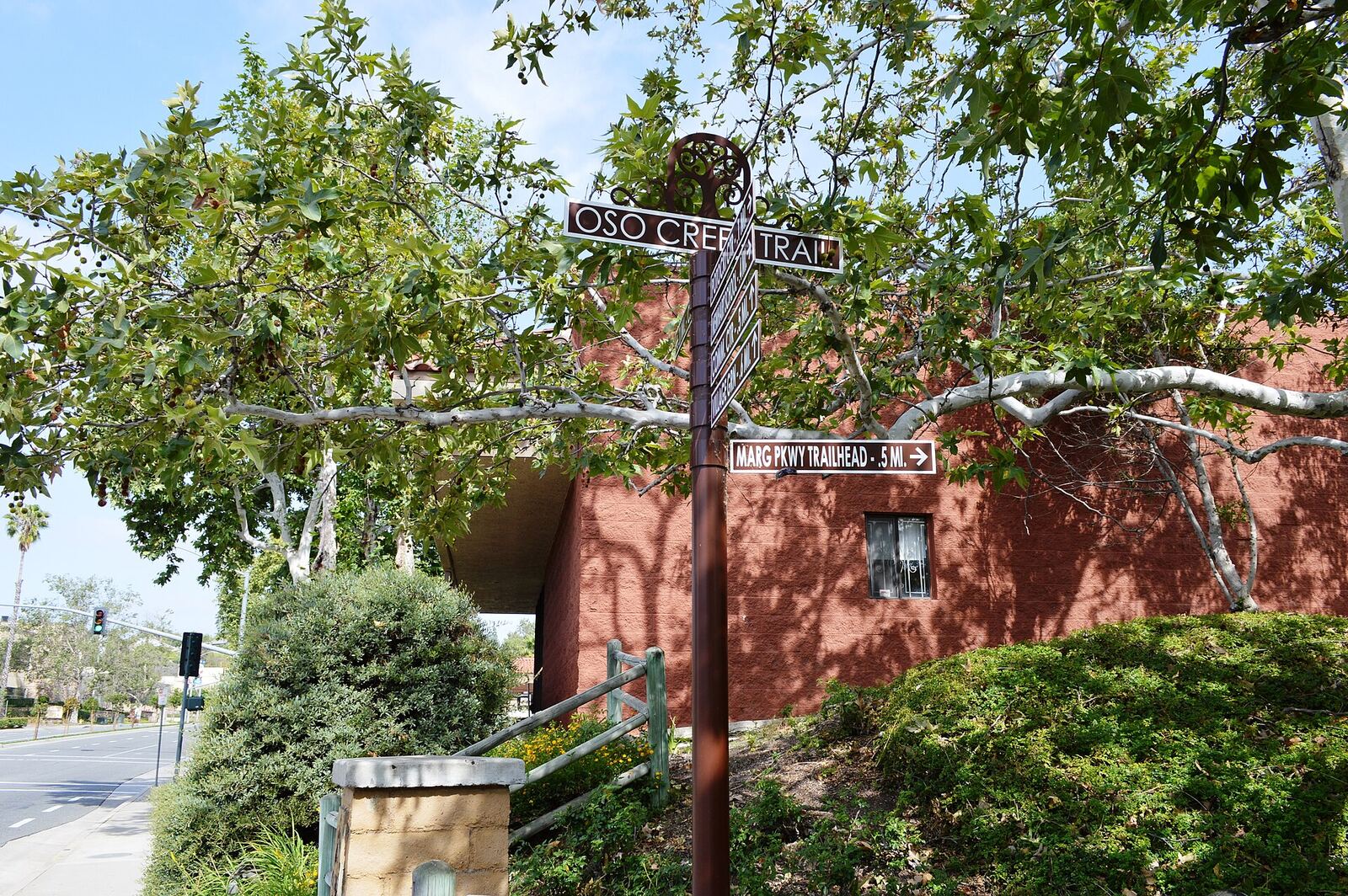 Mission Viejo Oso Creek Trail 路牌资料图（Wikimedia Commons）